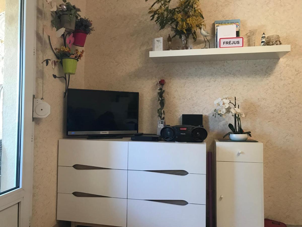 Appartement Port Frejus Avec Loggia Et Acces Plages A Pieds Buitenkant foto